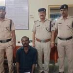 रेसुब अपराध गुप्तचर शाखा अनूपपुर टीम ने छापा मारकर रेल्वे के उप् डाकपाल पंकज सिंह कवर दो लाख से अधिक के अवैध टिकट बनाते पकड़ा