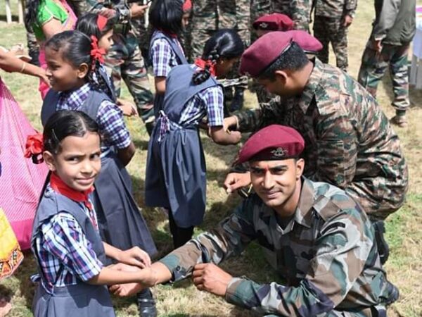 हेल्पिंग हैंड की बहनों ने सीमा में तैनात इंडियन आर्मी के लिए भेजा रक्षा सूत्र*