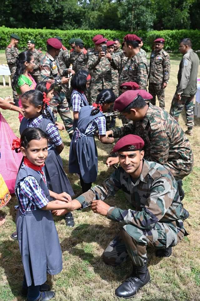 हेल्पिंग हैंड की बहनों ने सीमा में तैनात इंडियन आर्मी के लिए भेजा रक्षा सूत्र*