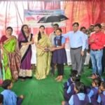 एनटीपीसी लारा द्वारा स्चूली बच्चों को छाते वितरण