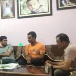 पूर्व पार्षद मुक्तिनाथ के घर पहुंचे ओपी ने कहा हमलावरों पर होगी कठोर कार्यवाही ओपी ने एसपी को दिया निर्देश