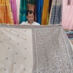 राघवेंद्र राव सभा भवन में आयोजित हथकरघा वस्त्रों की प्रदर्शनी सह विक्रय के प्रति लोगों में उत्साह**राष्ट्रीय और राज्य स्तर पर पुरस्कृत कोसा साड़ियां प्रदर्शनी में उपलब्ध*