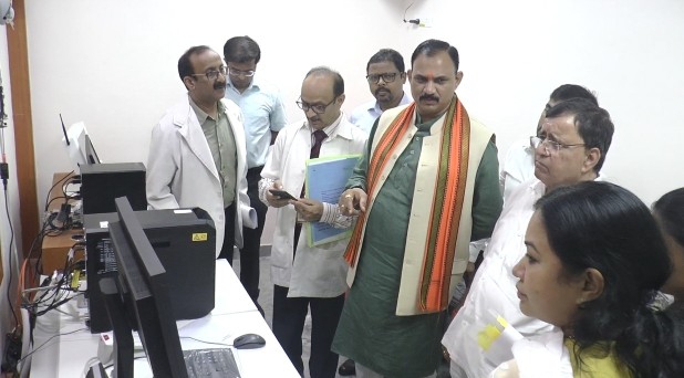 स्वास्थ मंत्री ने सिम्स की कार्यशैली से जबर्दस्त नाराज  डीन और एम एस को सस्पेंड किया, साथ ही दोनो पर एफ आई आर करने को भी कहा, मंत्री जी पूरा सुधार के लिए अर्चना सिंह को भी सस्पेंड कर देते ?