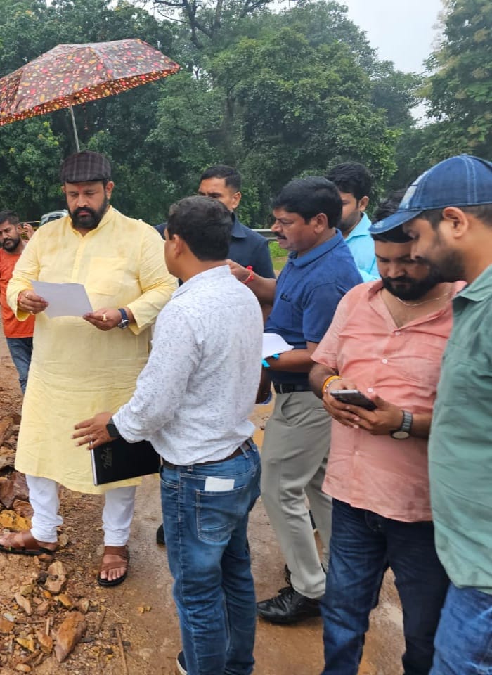 काग्रेस सरकार में कोटा रतनपुर मार्ग स्थित चांपी नाला के टूटे पुल का निरीक्षण करने छाया विधायक प्रबल प्रताप अधिकारियों लेकर स्थल निरीक्षण किया, जल्द बनेगा