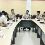 रायपुर वरिष्ठ पुलिस अधीक्षक संतोष सिंह ने गरबा व दुर्गा पूजा संबंधित राजपत्रित अधिकारियों की पुलिस कंट्रोल रूम में देर रात मीटिंग ली*