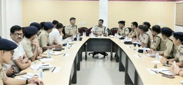 रायपुर वरिष्ठ पुलिस अधीक्षक संतोष सिंह ने गरबा व दुर्गा पूजा संबंधित राजपत्रित अधिकारियों की पुलिस कंट्रोल रूम में देर रात मीटिंग ली*