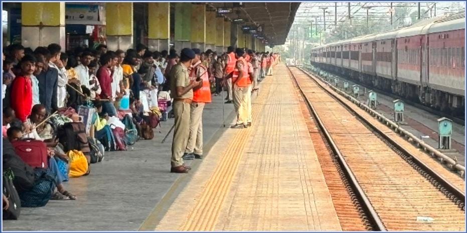 *रे सु ब दिवाली और छठ पूजा की भीड़ के साथ  यात्री यातायात में वृद्धि होने पर भारत के विशाल रेल नेटवर्क में सुरक्षित और सुखद यात्रा सुनिश्चित करने के लिए प्रतिबद्ध*