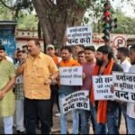 भगवा गुंडा कहे जाने पर हिन्दूवादी संगठनों ने जलाया कोटा विधायक अटल श्रीवास्तव का पुतला