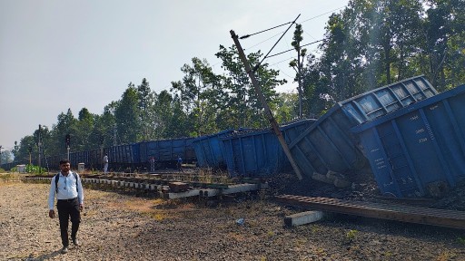 ब्रेकिंग न्यूज: खोंगसरा – भनवारटंक के मध्य मॉलगाड़ी के 11 बोगी पटरी से उतरा आवागमन हुआ प्रभावित