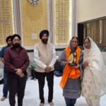 महिला स्त्री सत्संग की अध्यक्ष श्रीमती मीना सलूजा को सेंट्रल गुरुद्वारा गोडपारा  ने  गुरु नानक जयंती के अवसर पर सम्मानित किया