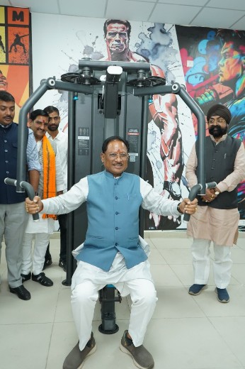 जिम में कसरत कर फिट रहने का दिया संदेश*  *बिलासपुर में खेल और खिलाड़ियों को मिलेगी नई पहचान*  *मुख्यमंत्री श्री विष्णुदेव साय ने किया मिनी स्टेडियम का लोकार्पण*