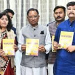 मुख्यमंत्री श्री विष्णु देव साय ने ”गाय – धर्म और विज्ञान” पुस्तक का किया विमोचन*  *राज्य सरकार गौ माता के संरक्षण और संवर्धन के लिए प्रतिबद्ध: मुख्यमंत्री श्री साय*