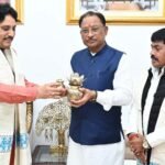*उत्तर प्रदेश के मुख्यमंत्री श्री योगी आदित्यनाथ ने छत्तीसगढ़ के मुख्यमंत्री श्री विष्णु देव साय के लिए भेजा महाकुंभ में शामिल होने का आमंत्रण*  *उत्तरप्रदेश के दो मंत्रियों ने पवित्र गंगा जल और प्रतीक चिन्ह भेंट कर मुख्यमंत्री श्री साय को आमंत्रित किया*