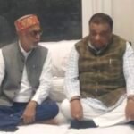 छत्तीसगढ़ विधानसभा के पूर्व नेता प्रतिपक्ष श्री नारायण चंदेल पूर्व विधायक विजय अग्रवाल के पिता श्री के निधन पर शोकांजलि देने पहुंचे