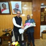 दक्षिण पूर्व मध्य रेलवे के महाप्रबंधक श्री तरुण प्रकाश ने माननीय राज्यपाल श्री रमन डेका से शिष्टाचार भेंट की*