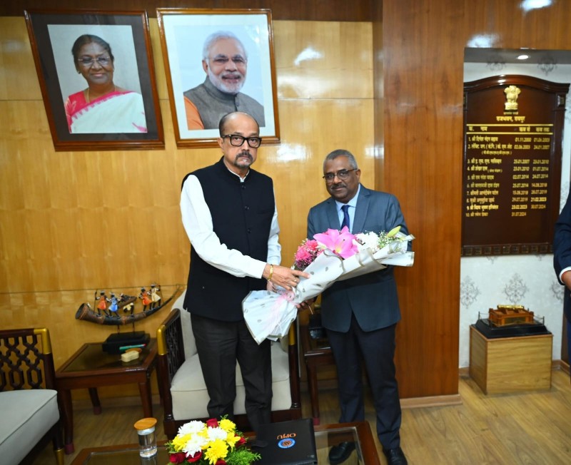 दक्षिण पूर्व मध्य रेलवे के महाप्रबंधक श्री तरुण प्रकाश ने माननीय राज्यपाल श्री रमन डेका से शिष्टाचार भेंट की*