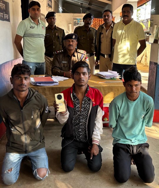 रेसुब पोस्ट दुर्ग ने यात्री मोबाइल की चोरी में संलिप्त 03 आरोपियों को पकड़कर जीआरपी को सुपुर्द  किया