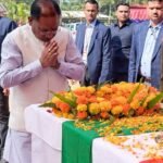 मुख्यमंत्री श्री विष्णुदेव साय ने शहीद जवानों को पुष्पचक्र अर्पित कर दी भावभीनी श्रद्धांजलि*  *परिजनों से भेंट कर भावुक हुए मुख्यमंत्री*