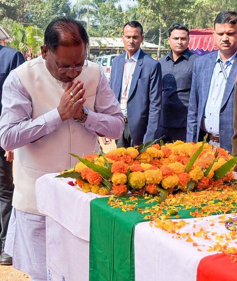 मुख्यमंत्री श्री विष्णुदेव साय ने शहीद जवानों को पुष्पचक्र अर्पित कर दी भावभीनी श्रद्धांजलि*  *परिजनों से भेंट कर भावुक हुए मुख्यमंत्री*