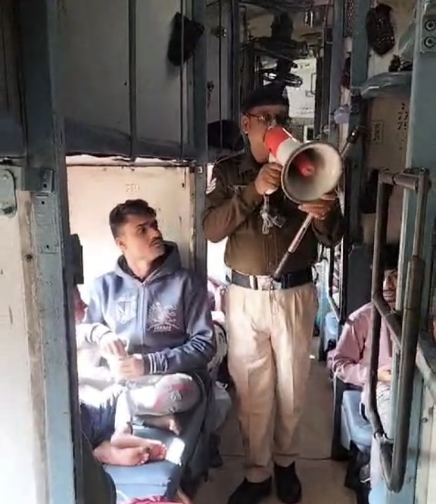रेसुब.द.पू.म.रेलवे नागपुर ने चलाया चेन खींचने वालो के खिलाफ विशेष अभियान  धारा-141 के तहत 846 मामले पंजीकृत करते हुए 833 व्यक्तियों को किया गिरफ्तार, न्यायालय द्वारा 3,29,695 रुपये जुर्माना वसूला गया 2024 मे