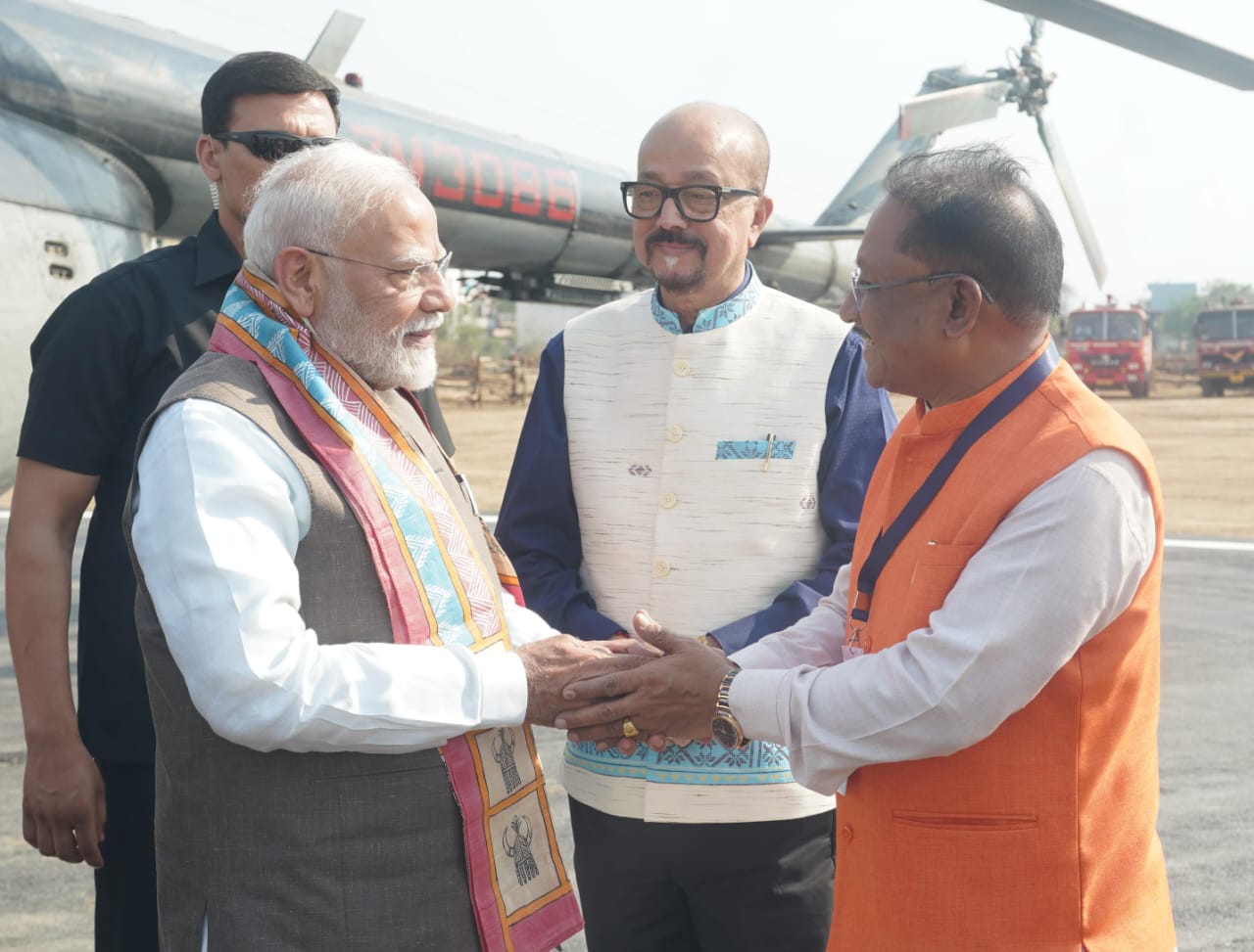 प्रधानमंत्री श्री नरेंद्र मोदी का मुख्यमंत्री श्री विष्णु देव साय ने हेलीपैड में किया आत्मीय स्वागत*