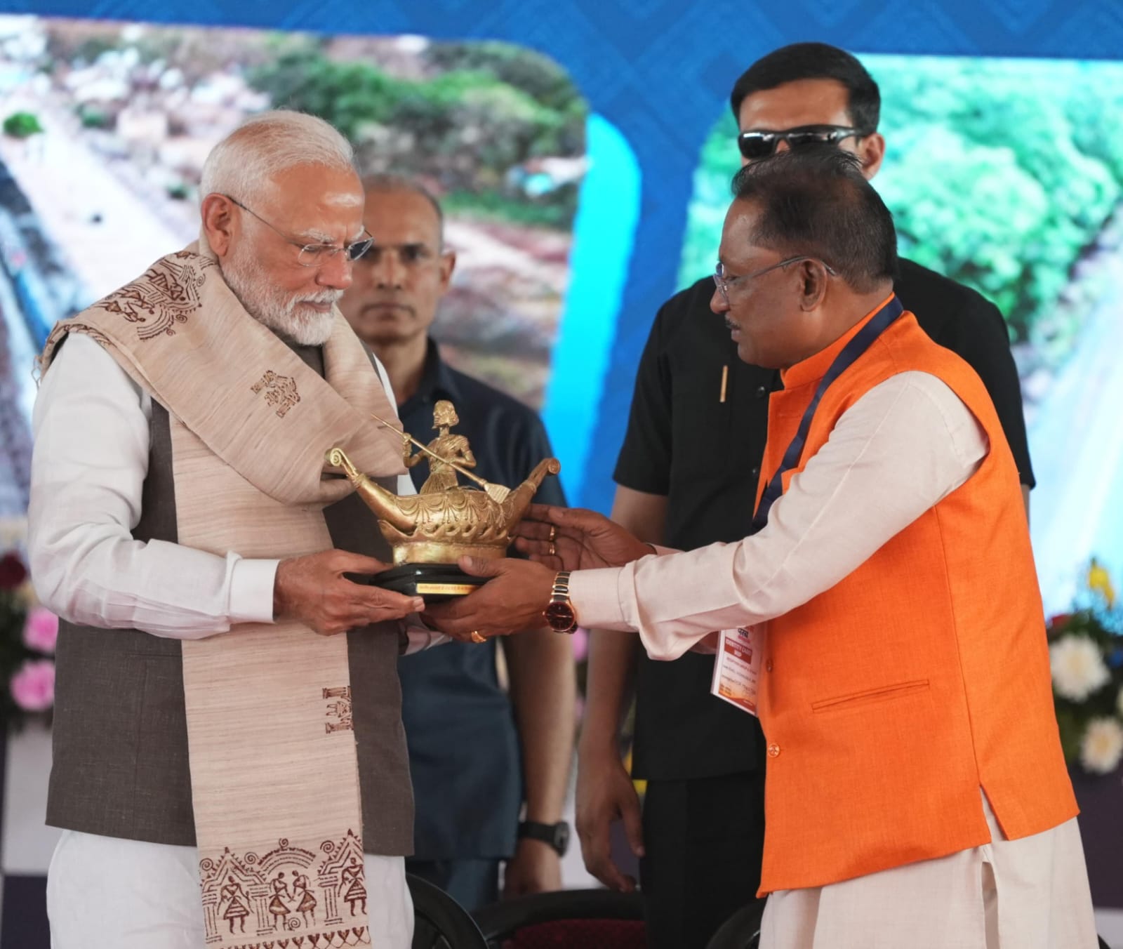छत्तीसगढ़ की सांस्कृतिक पहचान और महिला सशक्तिकरण का प्रतीक भेंट: मुख्यमंत्री श्री विष्णुदेव साय ने प्रधानमंत्री श्री नरेंद्र मोदी को भेंट किया बिलासा देवी केवट का मोमेंटो*