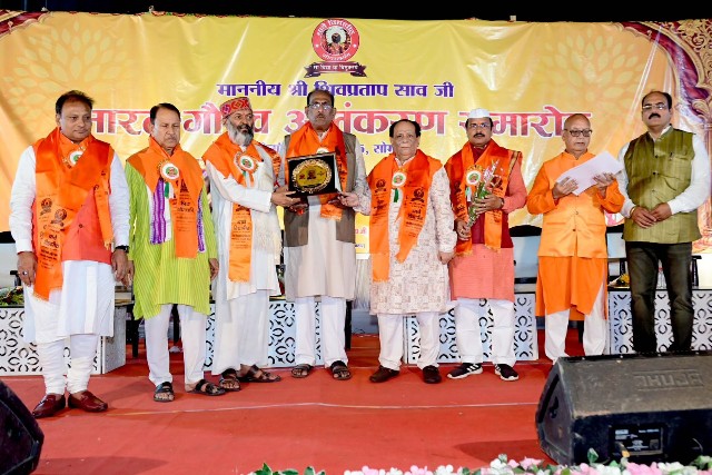 समाजसेवी श्री शिव प्रताप साव  को “थावे विद्यापीठ” ने भारत गौरव अलंकरण देकर सम्मानित किया