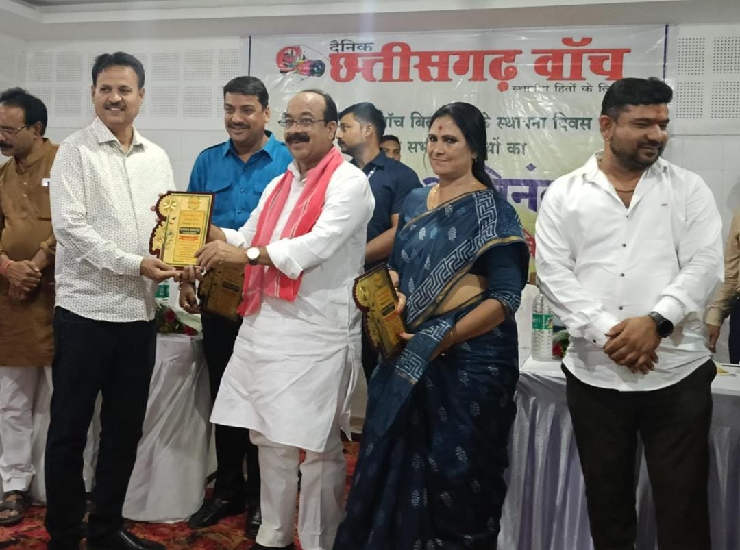 वरिष्ठ साहित्यकार पत्रकार सुरेश सिंह बैस को उप मुख्यमंत्री अरूण साव ने किया सम्मानित