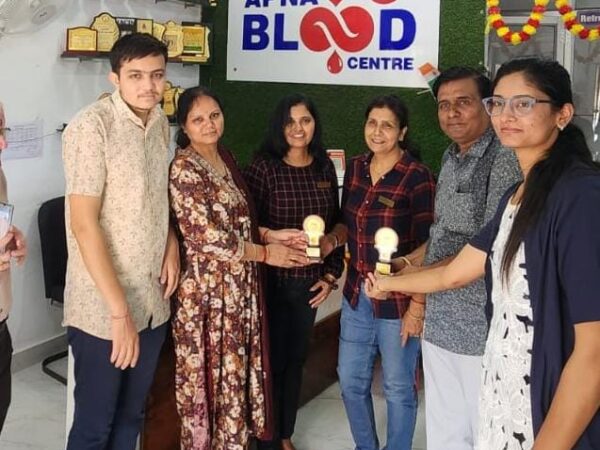 विश्व रक्तदाता दिवस पर हेल्पिंग हैंड्स क्लब का हुआ सम्मान* *24 घंटे स्वास्थ संबंधित देती है निस्वार्थ सेवाएं* *अध्यक्ष के जन्मदिन पर किया रक्तदान शिविर का आयोजन*