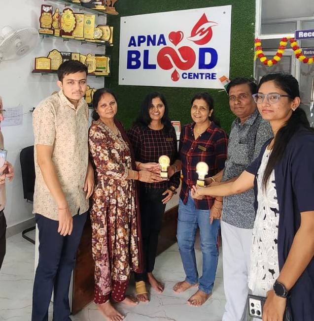 विश्व रक्तदाता दिवस पर हेल्पिंग हैंड्स क्लब का हुआ सम्मान* *24 घंटे स्वास्थ संबंधित देती है निस्वार्थ सेवाएं* *अध्यक्ष के जन्मदिन पर किया रक्तदान शिविर का आयोजन*