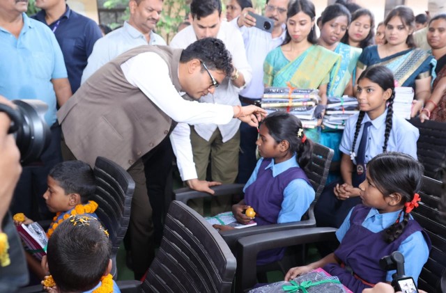 जिला स्तरीय शाला प्रवेशोत्सव में पहुंचे वित्त मंत्री ओ.पी.चौधरी ने छात्रों से कहा- जीवन में हमेशा बनाए रखें सीखने की ललक