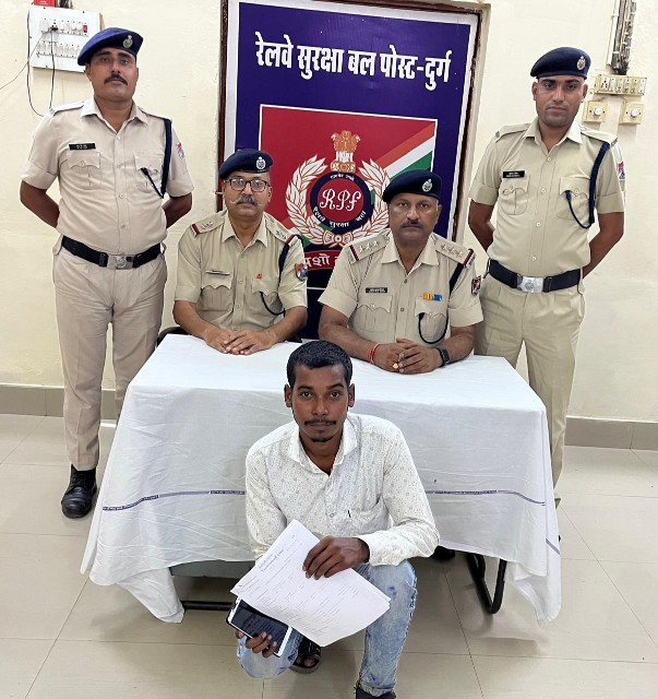 हजारों की टिकटों के साथ एक युवक को दुर्ग आरपीएफ ने किया गिरफ्तार