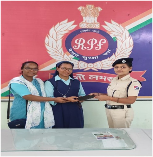 रेल सुरक्षा बल,दपूमरे. ऑपरेशन अमानत के अंतर्गत वर्ष-2024 एवं 27 जून, 2025 तक 3 करोड़ 86 लाख रु. से अधिक मूल्य का सामान संबन्धित यात्रियों को वापस लौटाया”