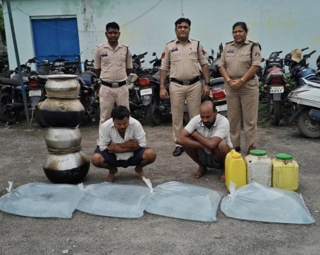 कोतरारोड़ पुलिस की दो बड़ी शराब रेड कार्रवाई में दो आरोपी गिरफ्तार, 250 लीटर महुआ शराब व शराब बनाने की सामग्री जप्त*