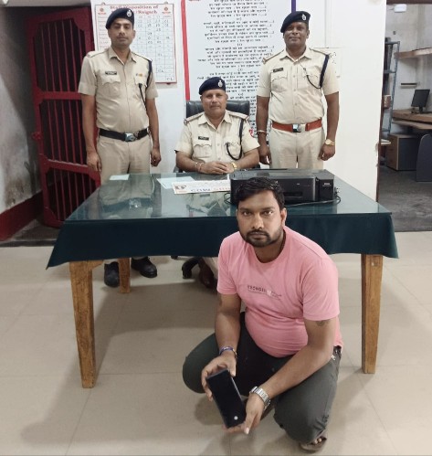 मोबाइल दुकान में आरपीएफ ने मारा छापा 14 नग रेलवे ई टिकट के साथ एक युवक गिरफ्तार