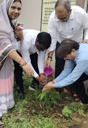 सरदार वल्लभ भाई हॉयर सेकेंडरी स्कूल में शाला प्रवेश उत्सव सम्पन्न* *परिसर में एक पेड़ मां के नाम भी लगाया*