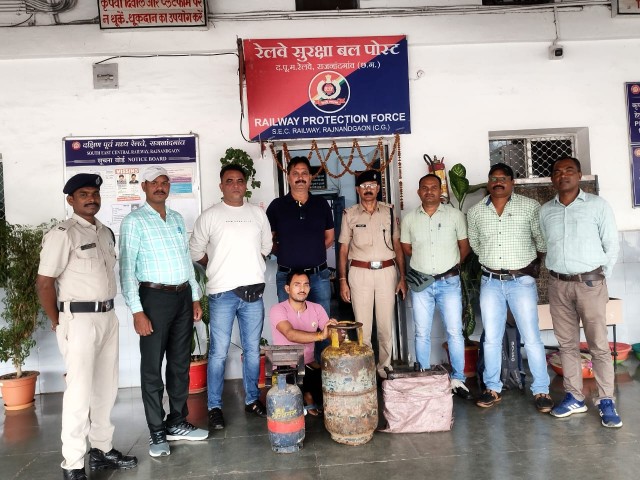 पोरबंदर हावडा़ एक्सप्रेस मे फायर सेफ्टी एवं रेलवे एक्ट ड्राईव के तहत गुप्तचर शाखा गोंदिया की चेकिंग पेंट्रीकार से दो घरेलु गैस सिलेंडर (ज्वलनशील पदार्थ ) के साथ एक व्यक्ति को गिरफ्तार किया