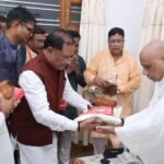 मुख्यमंत्री श्री विष्णु देव साय गुरु पूर्णिमा के अवसर पर रायगढ़ जिले के ग्राम बनोरा स्थित अघोर गुरुपीठ में गुरु दर्शन के लिए पहुंचे* साथ मे पुरन्दर् मिश्रा रहे