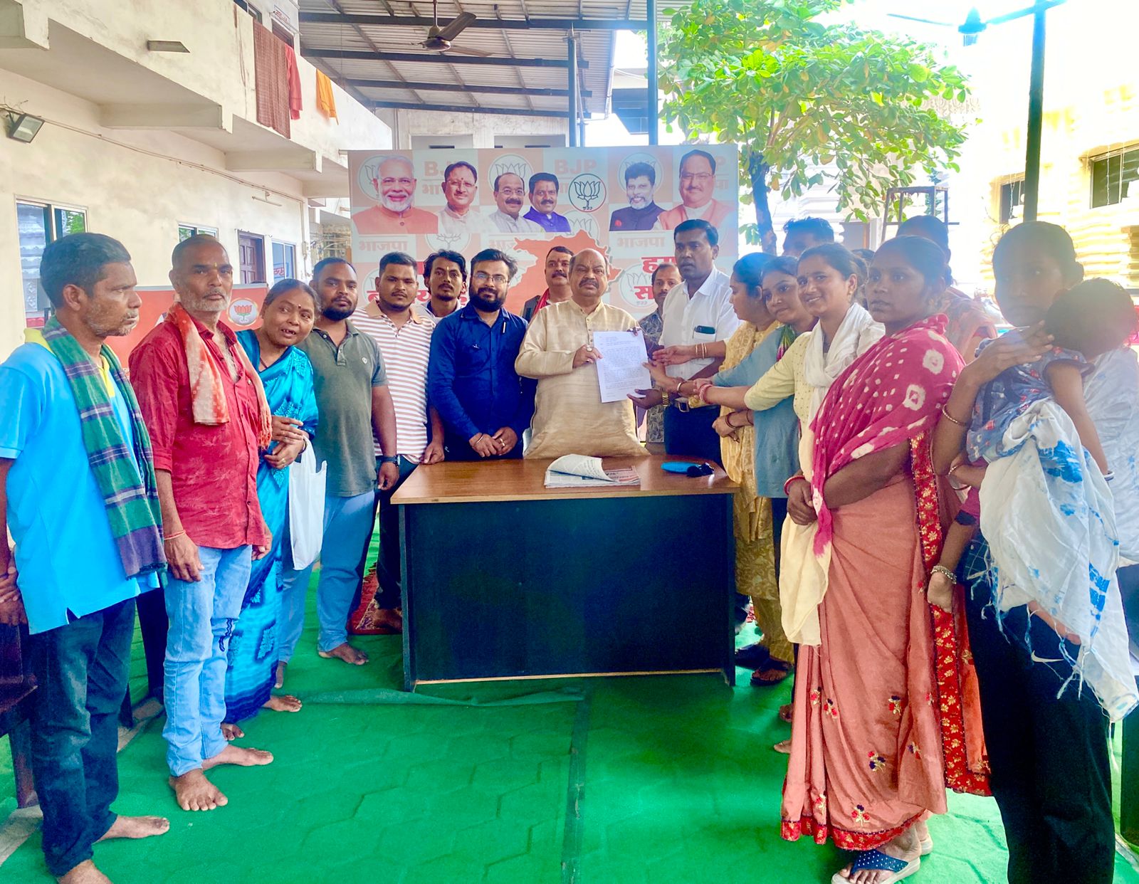 सायबर मामले फंसे गरीब निर्दोषों के पीड़ित परिजनों से मिले विधायक पुरंदर मिश्रा *   *विधायक श्री मिश्रा ने मामले में एसपी श्री लाल उम्मेद सिंह से की चर्चा*