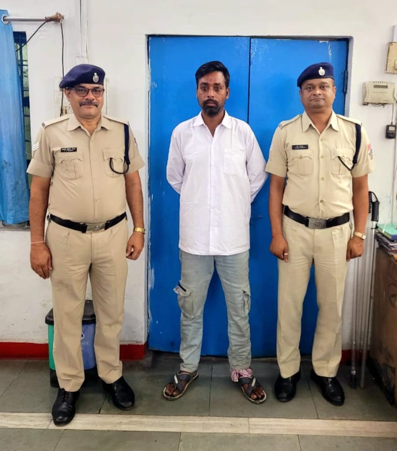 हजारों के मोबाइल के साथ आरपीएफ चांपा ने कोरबा के युवक को पकड़ा कोरबा पुलिस को किया सुपुर्द