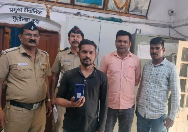 इंटरसिटी एक्सप्रेस में मोबाइल चोरी चोरभट्टी (सकरी) बिलासपुर का मोबाइल चोर  नागपुर आरपीएफ इतवारी के हत्थे चढ़ा