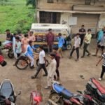 स्कूली छात्रा छेड़छाड़ मामले में एक स्कूली छात्र की पिटाई   फिल्मी अंदाज में पिटाई   पीटकर कंधे पर उठाकर ले गए छात्र को