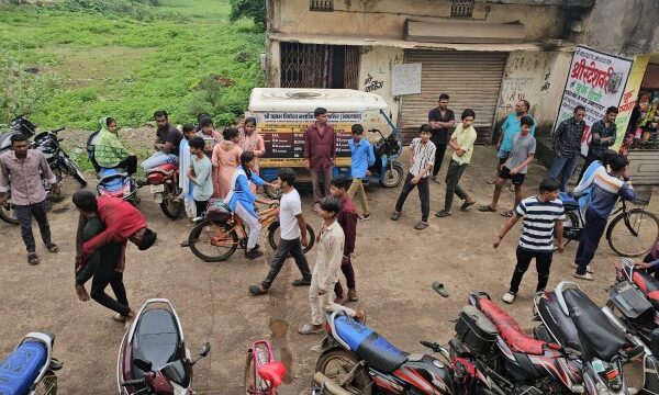 स्कूली छात्रा छेड़छाड़ मामले में एक स्कूली छात्र की पिटाई   फिल्मी अंदाज में पिटाई   पीटकर कंधे पर उठाकर ले गए छात्र को