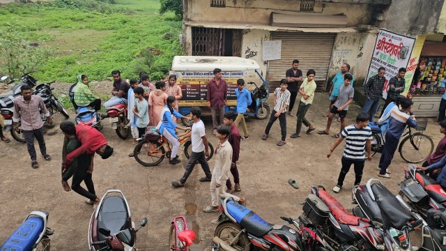 स्कूली छात्रा छेड़छाड़ मामले में एक स्कूली छात्र की पिटाई   फिल्मी अंदाज में पिटाई   पीटकर कंधे पर उठाकर ले गए छात्र को