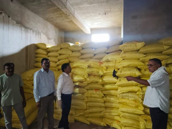 ब्रेकिंग न्यूज़: आधा दर्जन खाद दुकानों में छापामार कार्रवाई* *खाद गोदाम सील,लाइसेंस निलंबित* *नोटिस देकर एक सप्ताह में जवाब तलब*