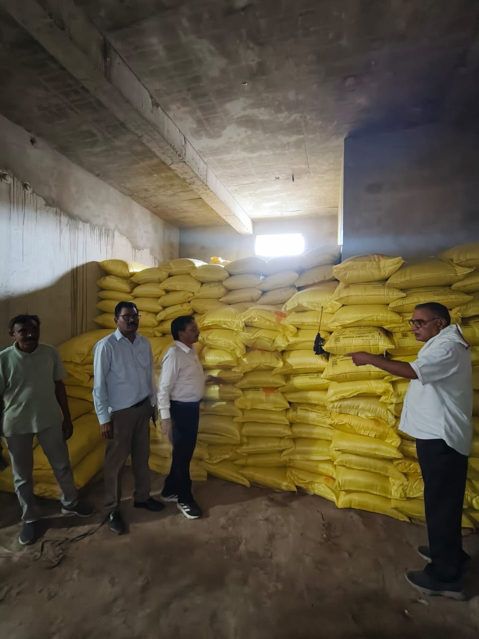 ब्रेकिंग न्यूज़: आधा दर्जन खाद दुकानों में छापामार कार्रवाई* *खाद गोदाम सील,लाइसेंस निलंबित* *नोटिस देकर एक सप्ताह में जवाब तलब*