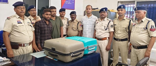 आर पी एफ उसलापुर ने दो आरोपियों को पकड़ 1.60 लाख रू. का गांजा जप्त की