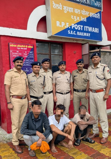 तीन फरार वारंटी आरपीएफ इतवारी की विशेष टीम के हत्थे चढ़े