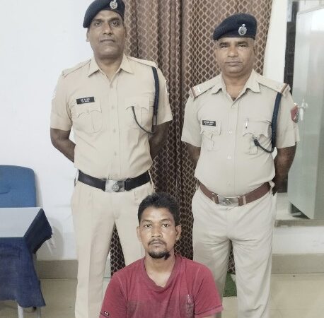 आरपीएफ की विशेष टीम ने दबिश देकर वारंटी को किया गिरफ्तार