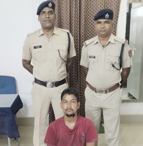 आरपीएफ की विशेष टीम ने दबिश देकर वारंटी को किया गिरफ्तार